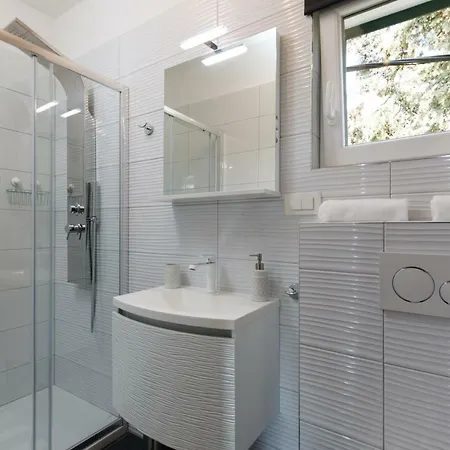 Luxury Beach With Free Parking Apartament
