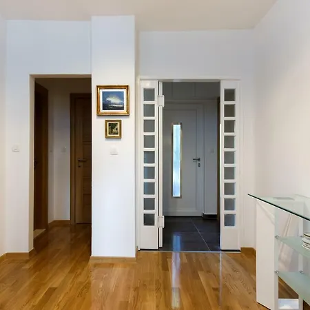 Luxury Beach With Free Parking Apartament Split